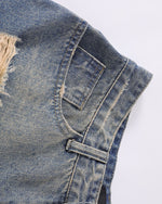 破れたデニムショートパンツ