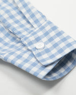 チェック柄のゆったりとした長袖シャツ