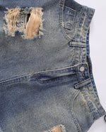 破れたデニムショートパンツ