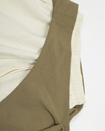 コントラストカラーのカジュアルステートメントパンツ