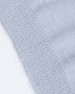 コントラストカラーのゆったりセーター