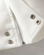 シンプルで多用途なジャケット