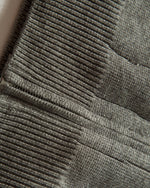 シンプルなスタンドカラーセーター