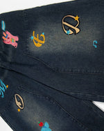漫画の刺繍が入ったデニムショートパンツ