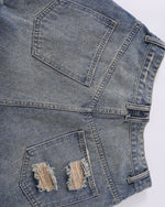 破れたデニムショートパンツ