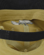 コントラストカラーの野球帽