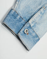 シンプルなデザインのデニムジャケット