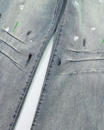 잉크가 묻은 캐주얼 청바지