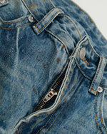 ヴィンテージのダメージ加工ウォッシュジーンズ