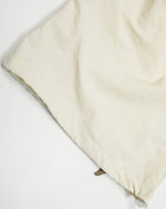 コントラストカラーのカジュアルステートメントパンツ