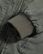 カジュアルなダメージ加工のベースボールジャケット