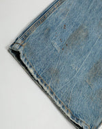 ヴィンテージのダメージ加工ウォッシュジーンズ