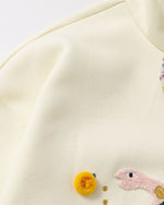 버튼 스탠드 칼라 스웨트셔츠