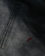 ゆったりとしたダメージ加工のジャケット