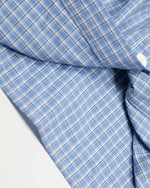 チェック柄の長袖シャツ