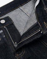 심플하게 워싱된 프린트 청바지