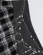 チェック柄のイレギュラースカート