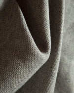 ベーシックなクルーネックセーター