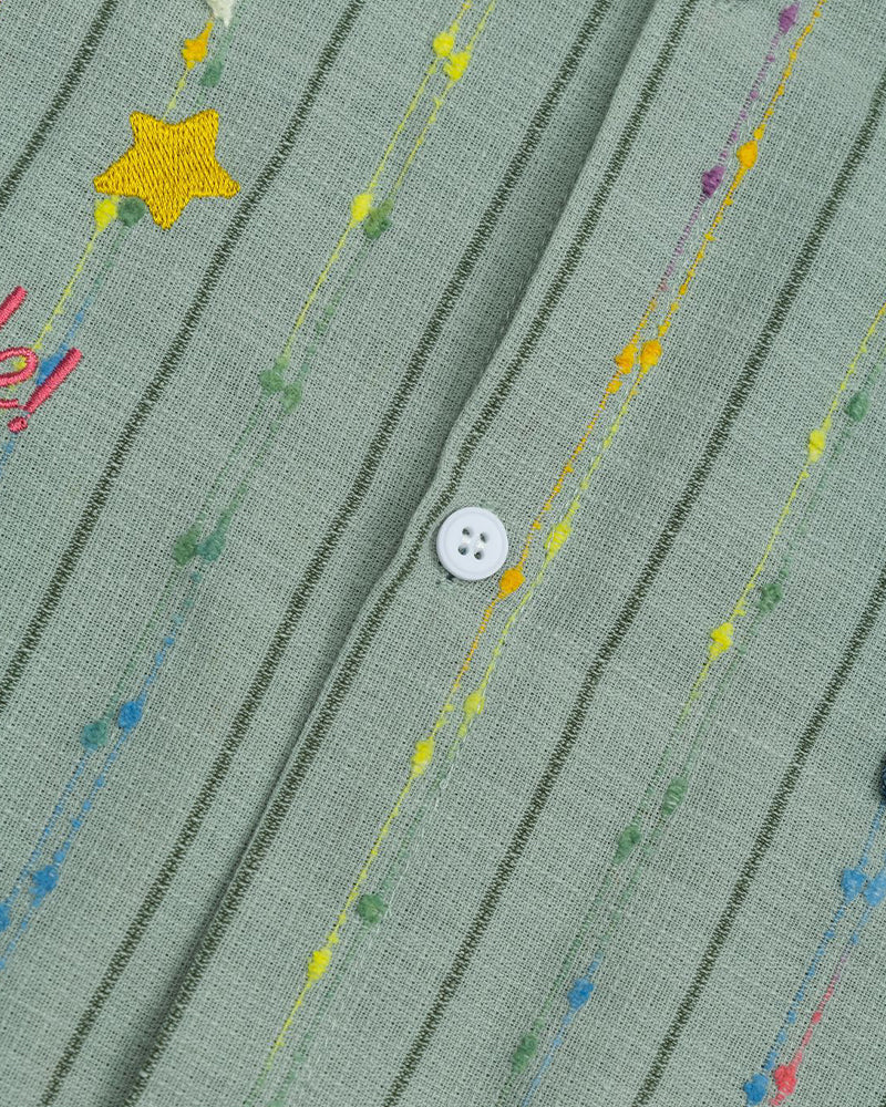 楽しい刺繍の半袖シャツ