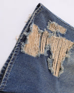 破れたデニムショートパンツ