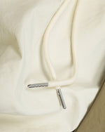 コントラストカラーのカジュアルステートメントパンツ