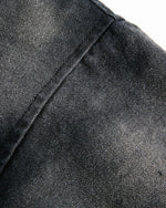 ゆったりとしたダメージ加工のジャケット