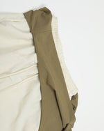 コントラストカラーのカジュアルステートメントパンツ