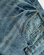 ウォッシュ加工のストレートレッグジーンズ