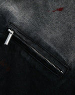 ゆったりとしたダメージ加工のジャケット