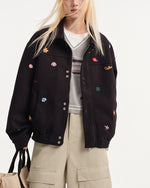 小花刺繍のベースボールジャケット