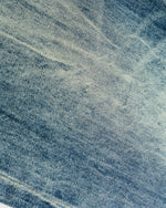 ウォッシュ加工のストレートレッグジーンズ