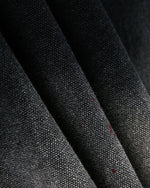 ゆったりとしたダメージ加工のジャケット