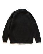 シンプルなスタンドカラーセーター