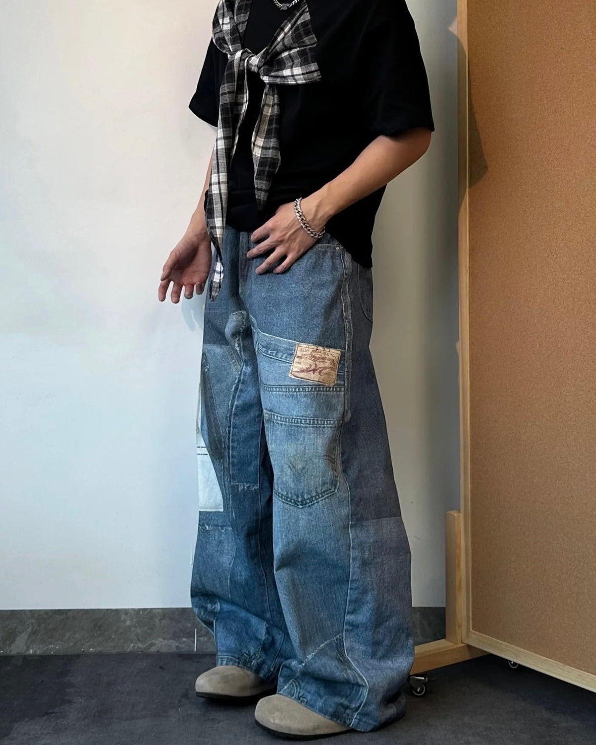 ダメージ加工のパッチワークジーンズ