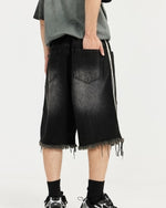 カラーブロックの破れたデニムショートパンツ