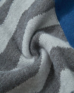 レトロなケーブルニットのイレギュラーセーター