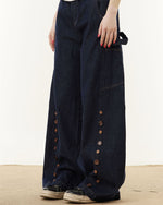 ボタン刺繍ジーンズ