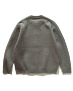 ベーシックなクルーネックセーター