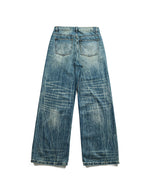 ウォッシュ加工のストレートレッグジーンズ