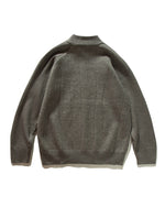 シンプルなスタンドカラーセーター