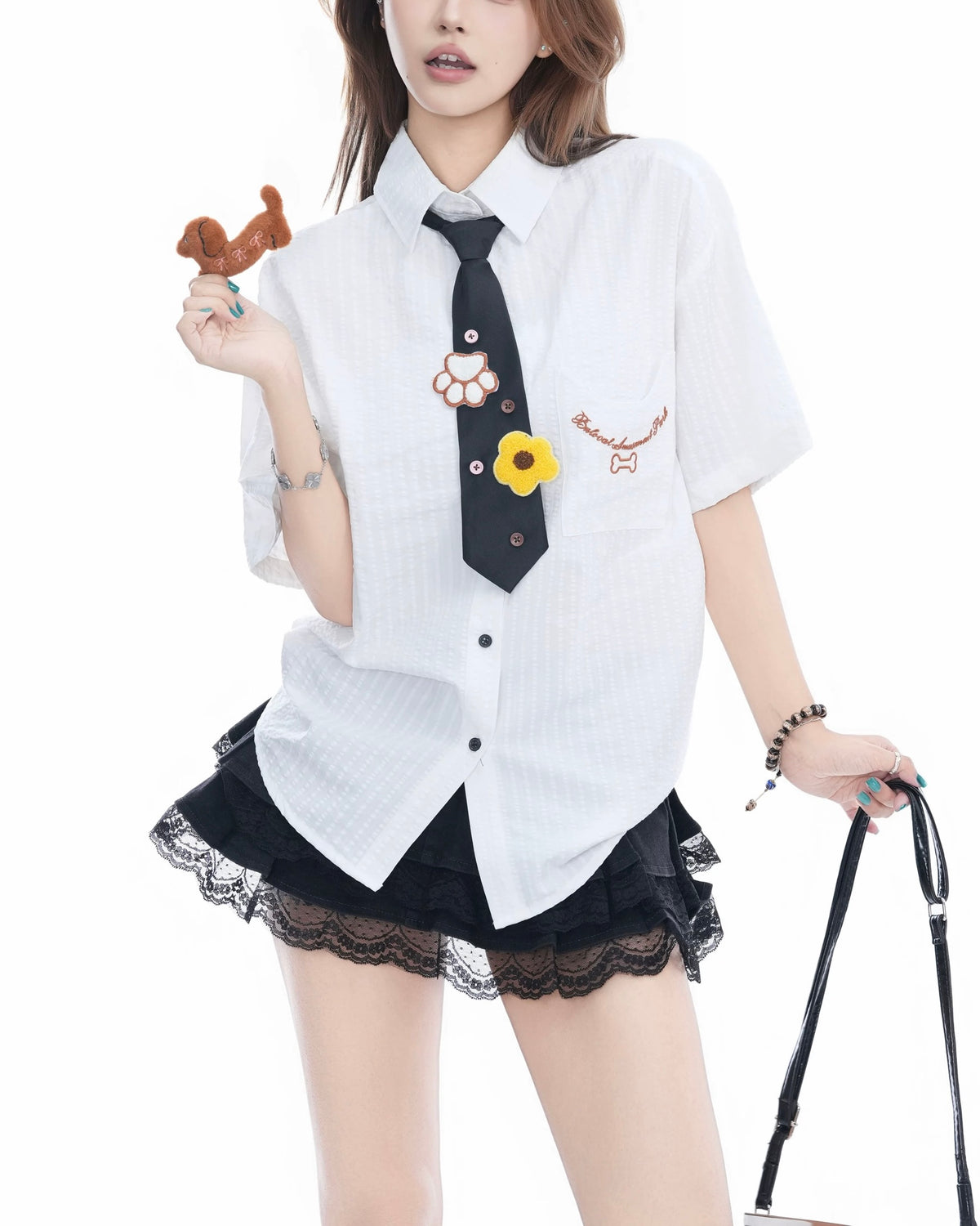 シンプルでゆったりとした半袖シャツ