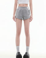 レトロなコントラストのカジュアルショートパンツ