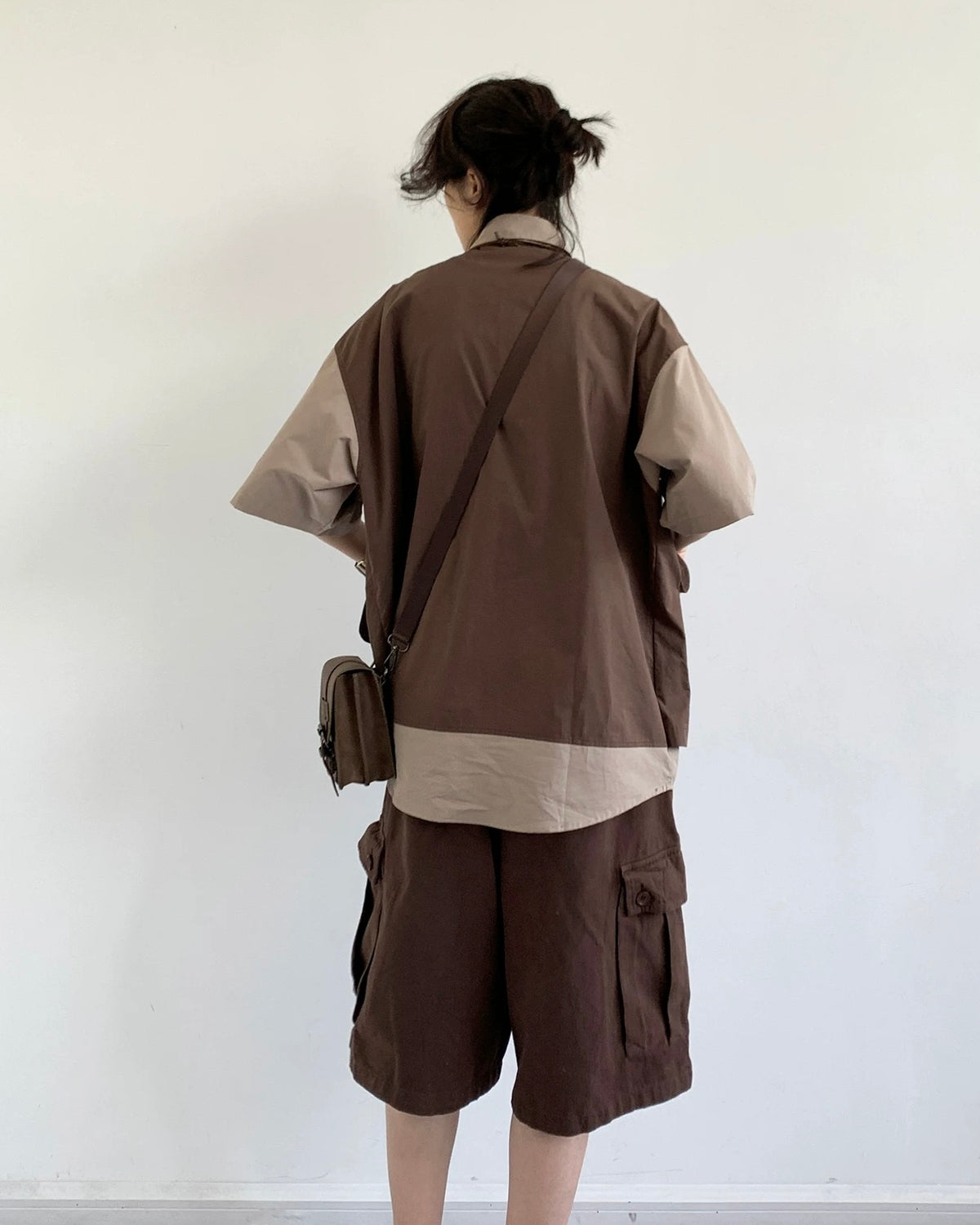 コントラストカラーステッチのフェイクツーピースシャツ