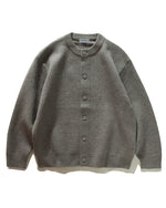 ベーシックなクルーネックセーター