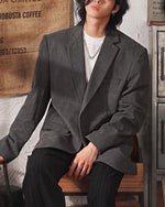 カジュアルでゆったりとしたスーツジャケット