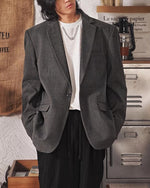 カジュアルでゆったりとしたスーツジャケット