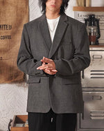 カジュアルでゆったりとしたスーツジャケット