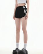 レトロなコントラストのカジュアルショートパンツ